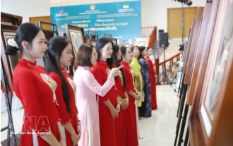 Vietnamese in Laos, Singapore honour President Ho Chi Minh on National Day